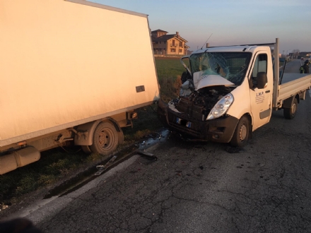 CARMAGNOLA - Tampona il furgone fermo per un guasto sulla provinciale 20, un ferito