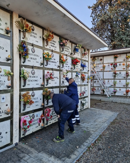 BEINASCO - Riposizionati al cimitero i vasi di fiori comprati dal Comune dopo la maxi razzia