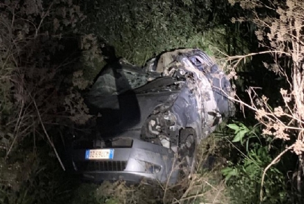 MONCALIERI - Scontro sulla sopraelevata: un'auto vola giù nella scarpata