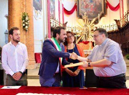 MONCALIERI - Un patto tra Comune e parrocchie «con l'obiettivo di occuparsi ancora di più e meglio delle persone»