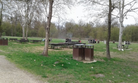 NICHELINO - Al Boschetto l'ordinanza anti pic nic è già stata violata
