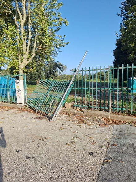MONCALIERI - Sganciata una porzione di recinzione in Lungo Po Abellonio