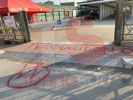 MONCALIERI - I No Vax vandalizzano l'hub vaccinale di Borgo Mercato