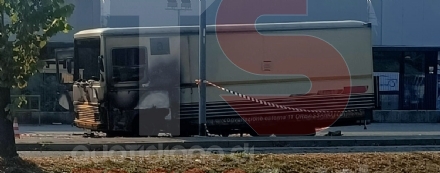 ORBASSANO - A fuoco camioncino dei panini sulla circonvallazione esterna