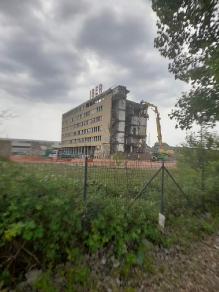 NICHELINO - Addio alla storica palazzina Viberti, demolita nel piano di riqualificazione dell'area