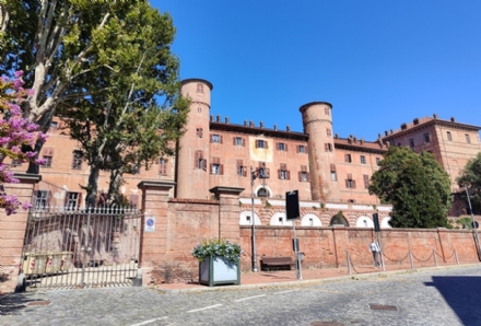 MONCALIERI - Valigia «sospetta» abbandonata davanti al castello, intervento degli artificieri