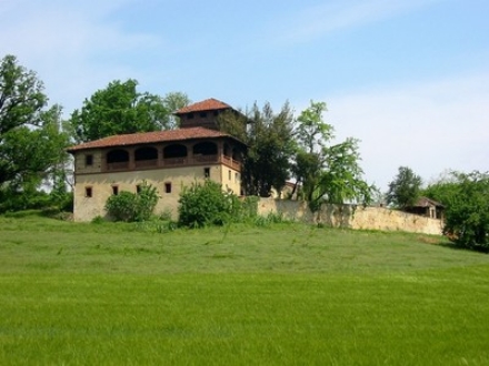 RIVALTA - Viveva con i suoi cani nella cascina Rifoglietto: allontanato