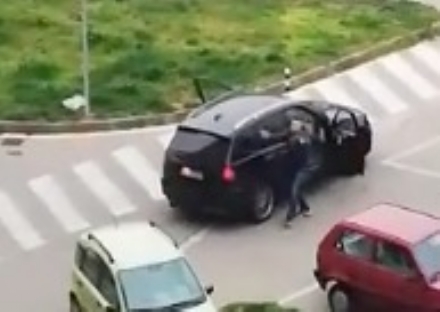 BEINASCO - Il consigliere comunale in giro con l'auto e l'inno nazionale a tutto volume: fermato dai carabinieri