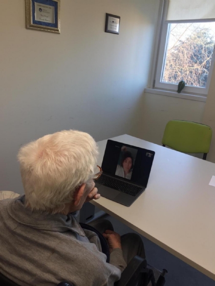 VINOVO - Alla casa di riposo servizio di videochiamate con i parenti per tenere su il morale dei 'nonni'