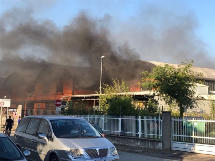 NICHELINO - Grave incendio nel capannone di due aziende: intervento dei vigili del fuoco - FOTO