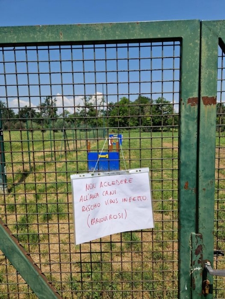 RIVALTA - Area cani potenzialmente contaminata da un virus e spunta un avviso sul cancello