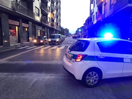 NICHELINO - Si ferma un'auto nel passaggio a livello e blocca la circolazione dei treni