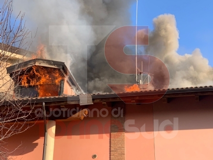 CANDIOLO - Incendio divora il tetto di una casa: una persona intossicata dal fumo - FOTO