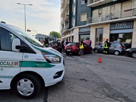 BEINASCO - Brutto incidente in via Venezia, 80 enne in ospedale