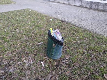 ORBASSANO - Passano il sabato sera a sfasciare i cestini dei rifiuti del parco dell'Orca Gialla