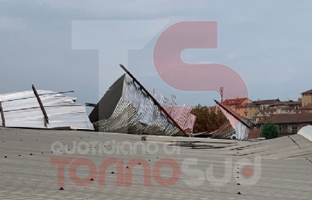 MONCALIERI - Il maltempo della scorsa notte scoperchia parzialmente il pala Einaudi