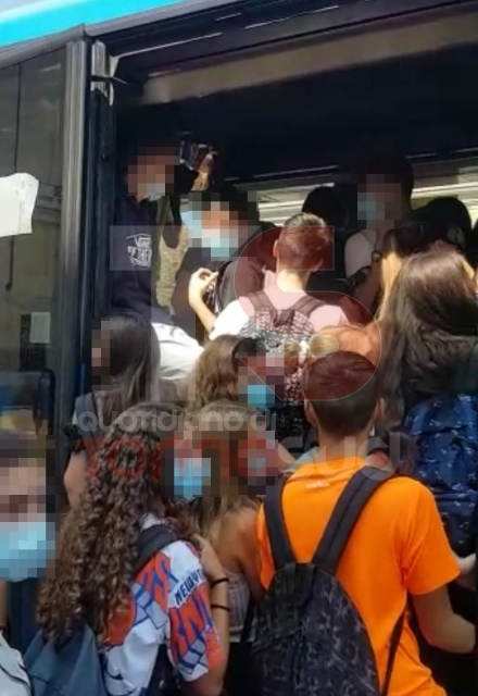 ZONA SUD-OVEST - Assembramenti sui bus, studenti uno sopra l'altro: la protesta delle famiglie - FOTO