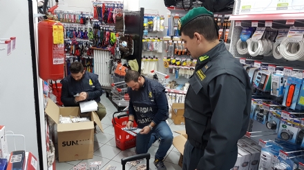 La guardia di finanza di Orbassano sequestra prodotti pericolosi in un emporio cinese
