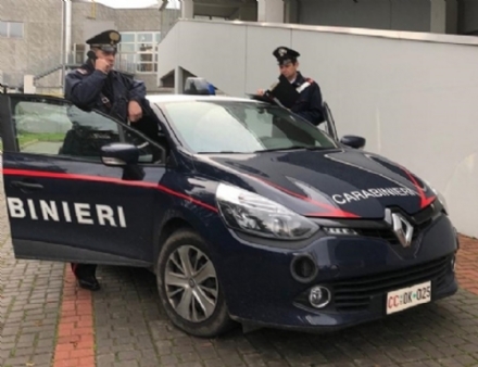 CARIGNANO - Cerca di forzare il portone di casa della ex per aggredirla: arrestato