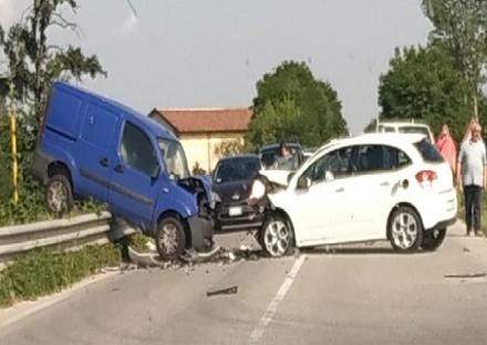 CARMAGNOLA - Scontro frontale sulla provinciale 20: strada chiusa
