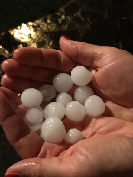 MONCALIERI - Violenta grandinata nella serata, strade imbiancate e trasformate in fiumi - LE FOTO -