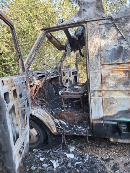 MONCALIERI - A fuoco un furgone in viale Giordana. Probabile la mano dolosa