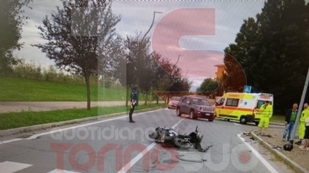 MONCALIERI - Incidente in via Juglaris: motorino si scontra contro Jeep, in ospedale un 16enne