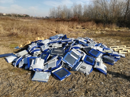 ORBASSANO - Oltre 400 monitor di computer abbandonati nei campi