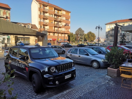 MONCALIERI - Accoltellato in piazza Caduti: caccia all'aggressore