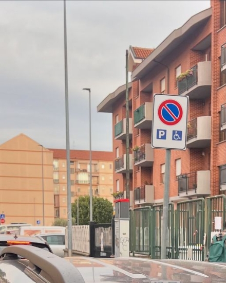 NICHELINO - Parcheggiano nel posto disabili anche se non possono e insultano l'assessore che li redarguisce