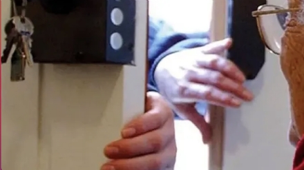 VINOVO - La sta truffando con la scusa del guasto idrico e nel portarle via gli averi le storce una mano
