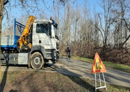 RIVALTA - Si scontrano due bici e arriva l'ambulanza sulla pista ciclabile: 'Inadatta per pedoni e ciclisti'