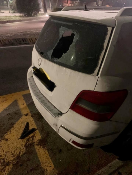 NICHELINO - Vandali scatenati su un'auto parcheggiata in via Trento