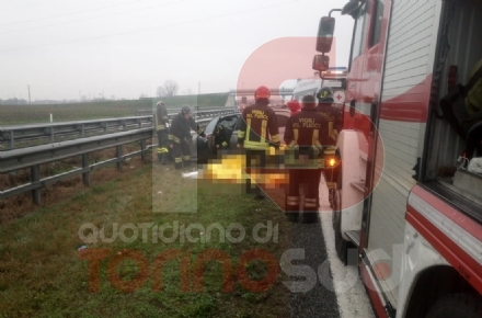 CARMAGNOLA - Incidente mortale sulla Torino-Savona: auto finisce contro le barriere, morto un uomo