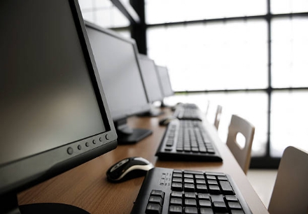 CINTURA - Ordina un computer su internet e gli arriva cibo per animali: tre denunciati