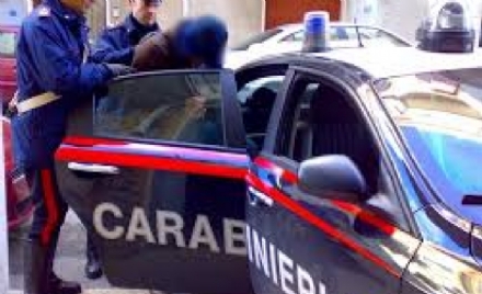 NICHELINO - Aveva decine di ovuli di cocaina: arrestato dopo un inseguimento sui binari