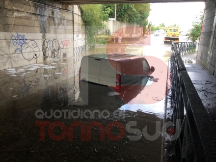 MALTEMPO - Nubifragio: a Trofarello dieci persone evacuate. A Moncalieri i pompieri salvano due automobilisti bloccati nel tunnel allagato - FOTO