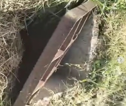 CARMAGNOLA - Passa su un'aiuola in via Sommariva e cade in un tombino aperto