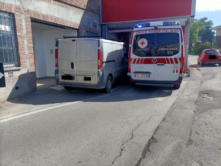 MONCALIERI - La vita complicata dei conducenti delle ambulanze al Santa Croce tra auto in doppia fila e bidoni
