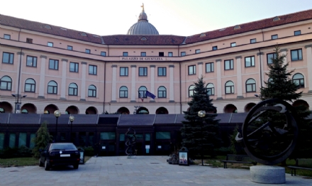CARMAGNOLA - Insulta su Facebook un'addetta romena di una società elettrica e lei la denuncia - TorinoSud