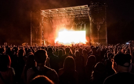 STUPINIGI - Insulti a Giorgia Meloni durante il concerto: cantante dei Placebo denunciato per vilipendio