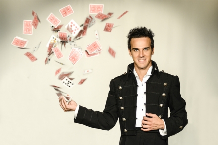 NICHELINO - L'illusionista Luca Bono in scena al teatro Superga