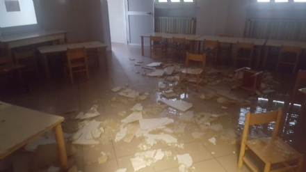 MONCALIERI - Crolla un controsoffitto in aula: tragedia sfiorata alla scuola primaria Barruero