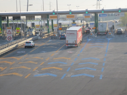 BEINASCO - Sfonda le barriere del casello per sfuggire ai carabinieri, ma rimane senza benzina sulla Torino-Pinerolo