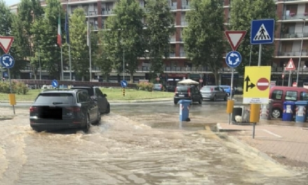 MONCALIERI - Si rompe un tubo durante i lavori del teleriscaldamento: Borgo Navile allagato