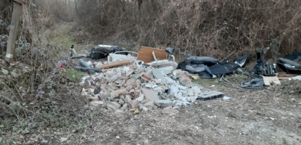 ORBASSANO - Altra discarica abusiva: questa volta nel parco di Stupinigi