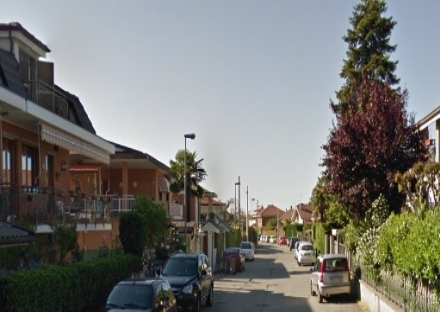 BRUINO - Porta a spasso il cane, una vettura rischia di investirlo e poi scendono in due: 'Non faccia urinare l'animale'