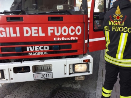 CARMAGNOLA - Fiamme al distributore di benzina per un corto circuito