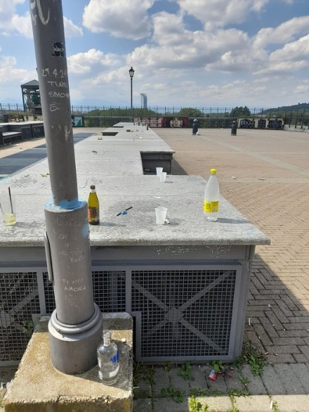 MONCALIERI - Tornano i rifiuti e i vandali in piazzale Aldo Moro con l'arrivo dell'estate