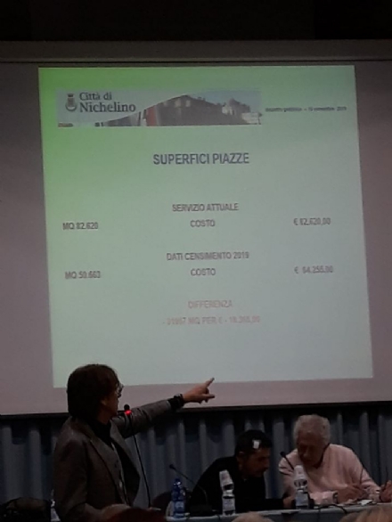 NICHELINO - Caos rifiuti, poca gente all'incontro pubblico e l'ex assessore attacca